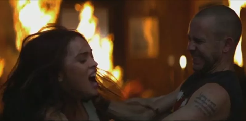 La cantante vuelve a causar controversia, pues grabó un video con el rapero Eminem, donde le cantan al maltrato doméstico.