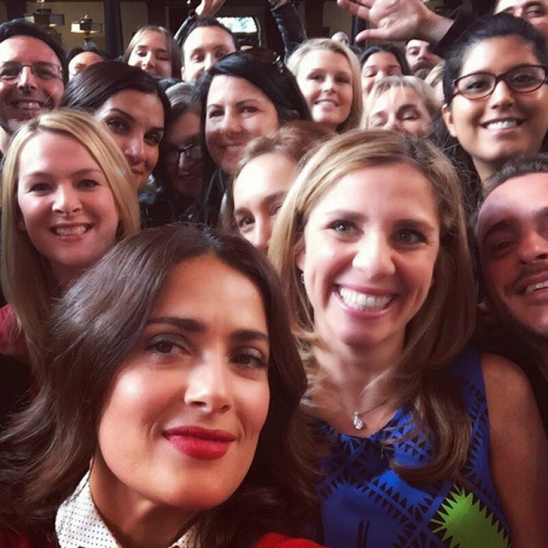 Es es la primera selfie de Salma Hayek, durante en evento en Londrez, que compartió hoy.