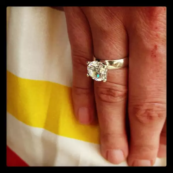 Durante un viaje a Nueva York hace unas semanas el hermano de Luis Miguel le regaló un anillo de cariño a su novia, están en el mejor momento de su relación, él con 40 años y ella con cinco menos.