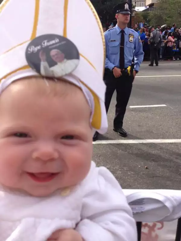 La bebé lució un traje igual al del Papa.
