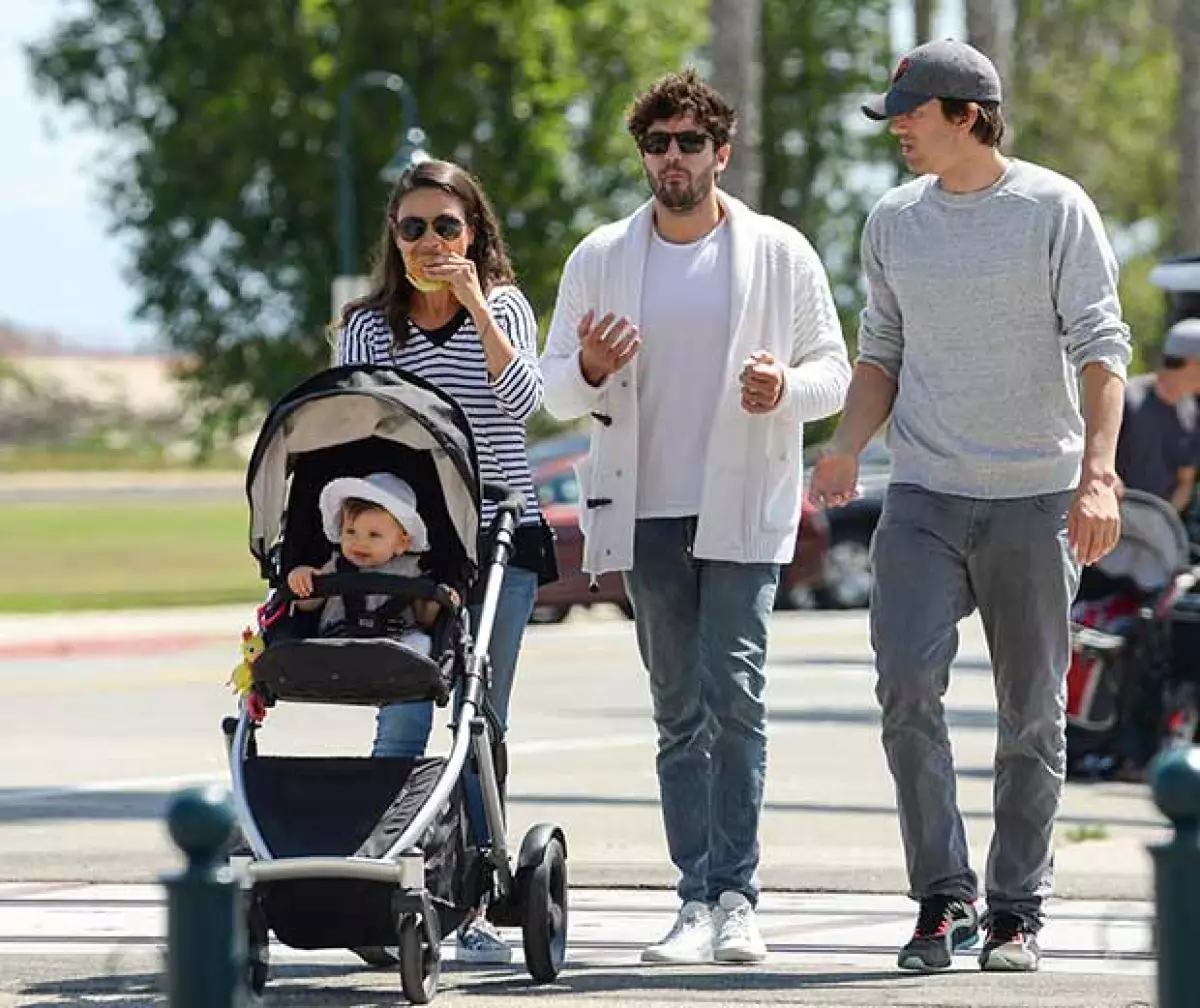 Los actores y su hija fueron fotografiados en la ciudad costera de Carpintería, California.