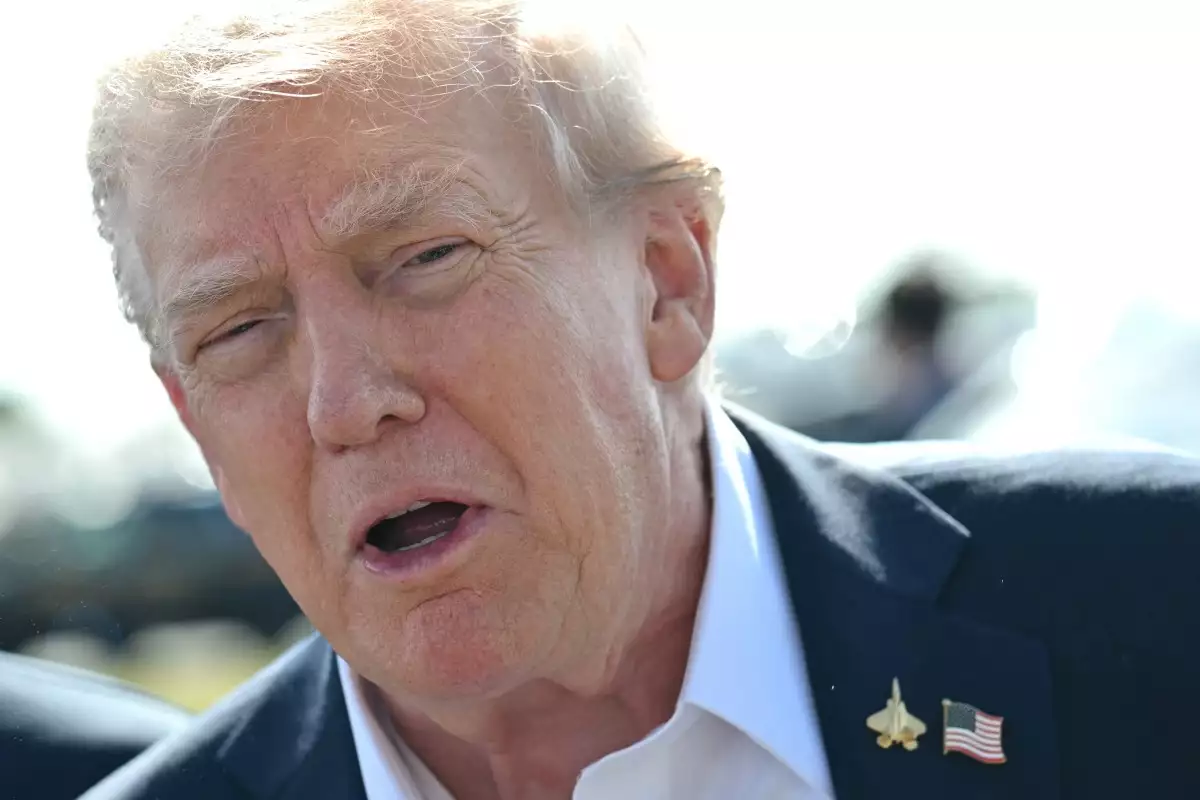 El presidente de los Estados Unidos, Donald Trump, habla con la prensa al llegar al Aeropuerto de la República en Farmingdale, Nueva York, el 26 de septiembre de 2025. Trump está en Farmingdale para asistir a la competencia de golf de la Ryder Cup. (Foto de Mandel NGAN / AFP)