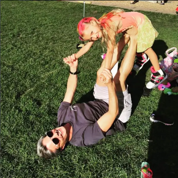 Ernesto es un papá muy entregado con sus hijos.