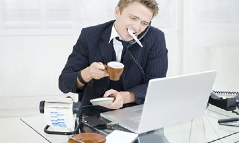 Casi 8 de cada 10 personas menciona en la encuesta que trabaja para vivir y 25% acepta que vive para trabajar.  (Foto: Getty Images)