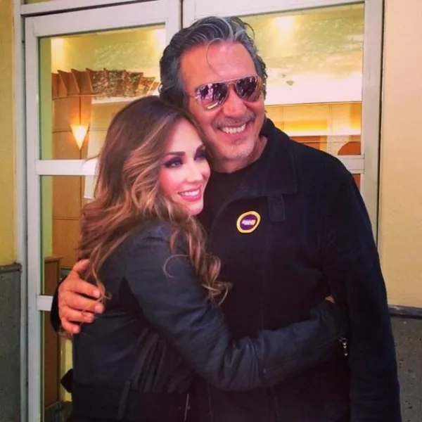 La cantante y actriz volvió a los foros de Televisa San Ángel para preparar su participación en el Teletón y, en su visita, se reencontró con amigos como Pedro Damián.