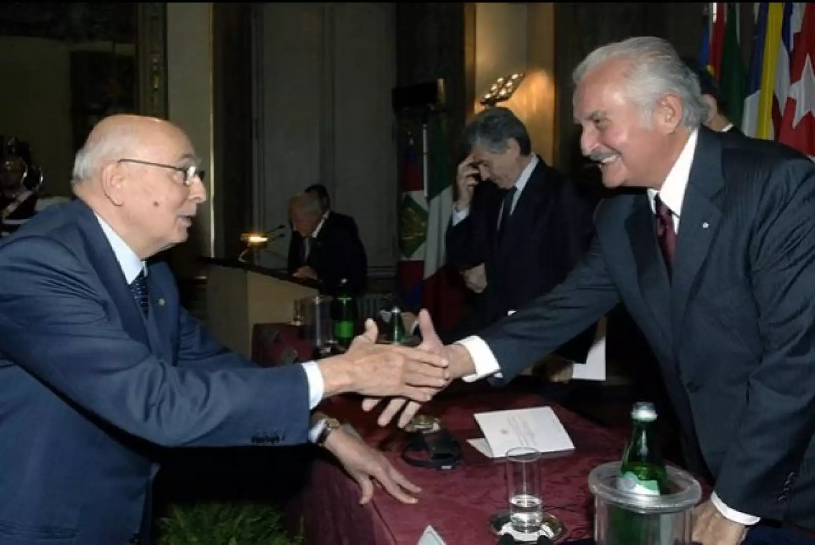 El presidente Giorgio Napolitano, a la izquierda, felicitó a Carlos Fuentes durante las celebraciones del 40 aniversario del Instituto Latinoamericano en Roma, en diciembre de 2006.