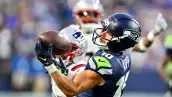 Jugador de Seattle recibe el balón en partido contra Nueva Inglaterra