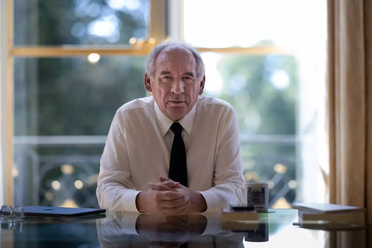 El primer ministro francés, François Bayrou, posa en su oficina en el hotel Matignon, residencia oficial del primer ministro francés, en París el 6 de septiembre de 2025.