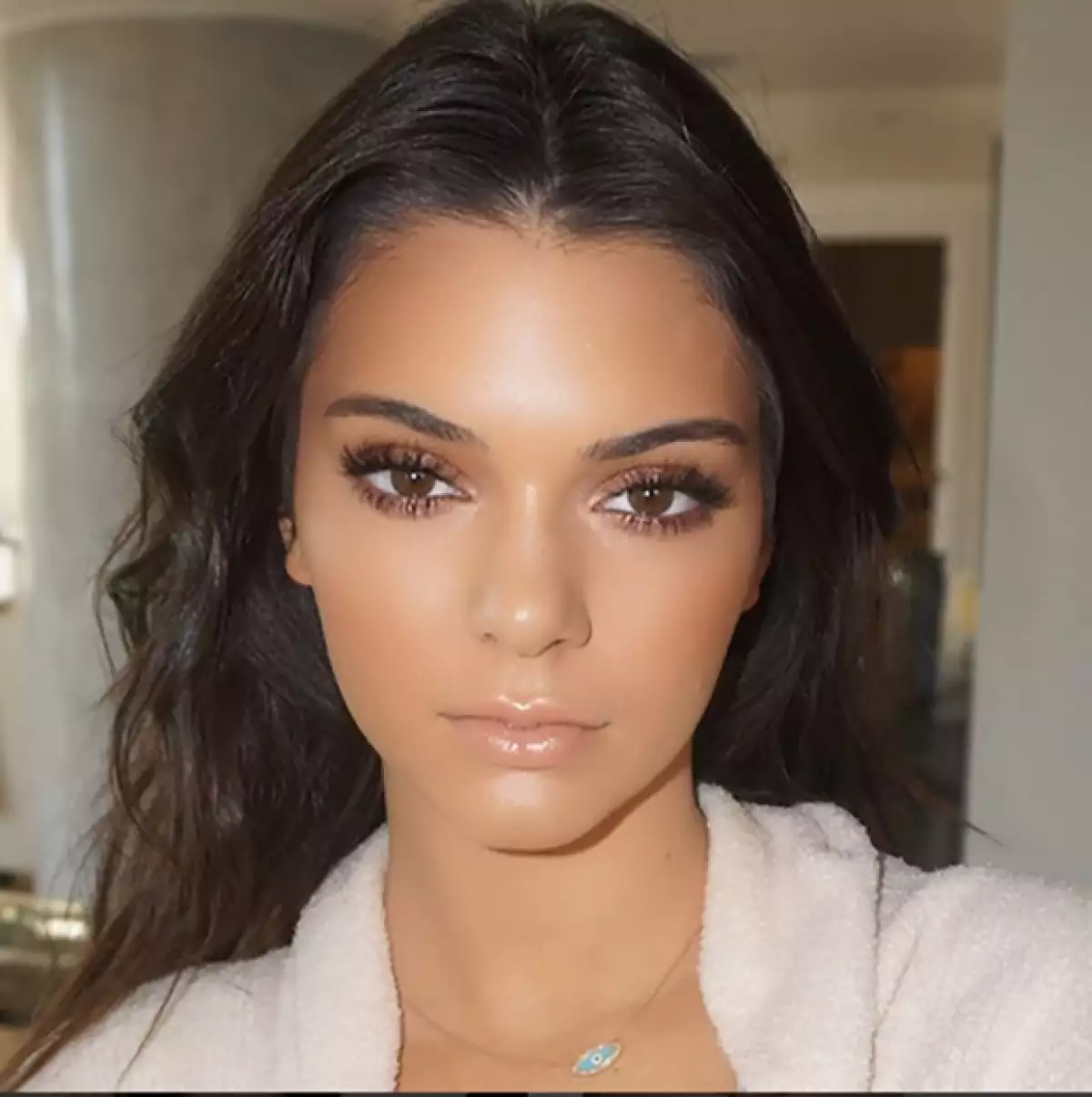 El encargado de que la hermana de Kendall luzca siempre perfecta tiene 20 años y fue contactado por ella a través de un mensaje en sus redes sociales.