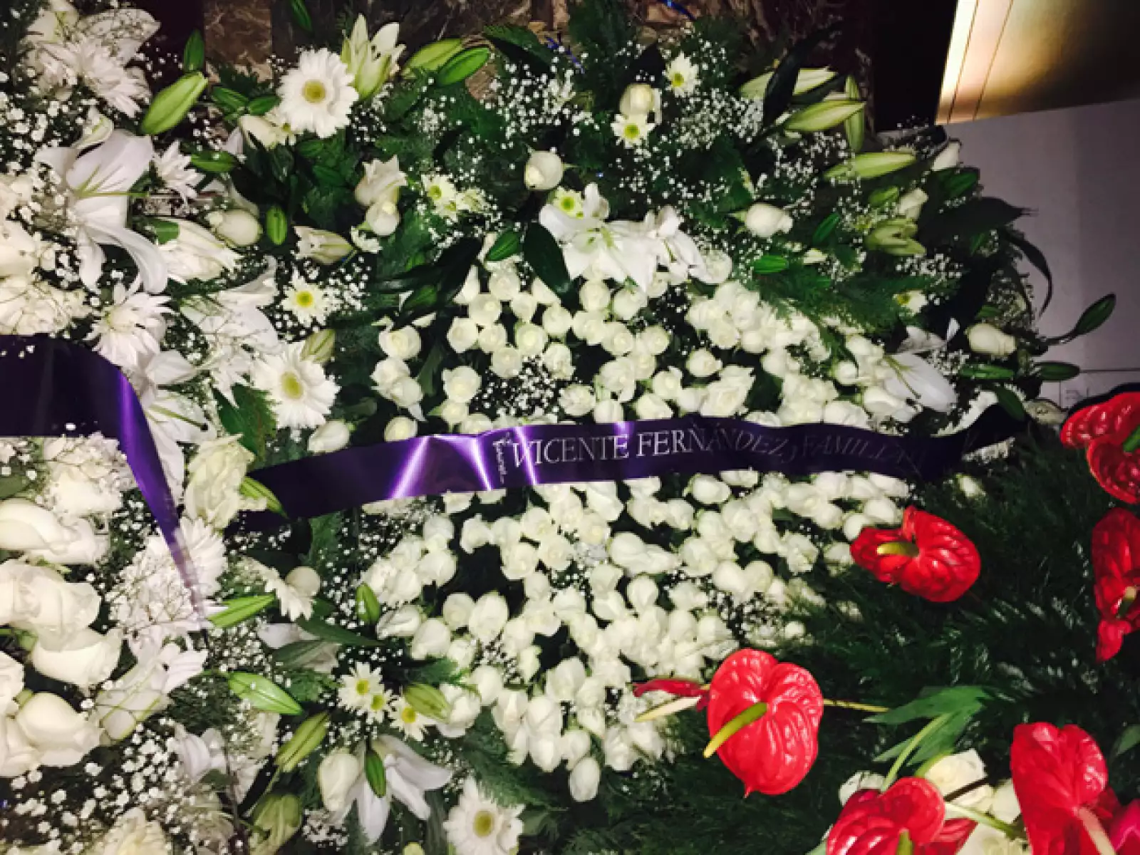 Vicente Fernández mandó una corona en memoria de Juan Gabriel.