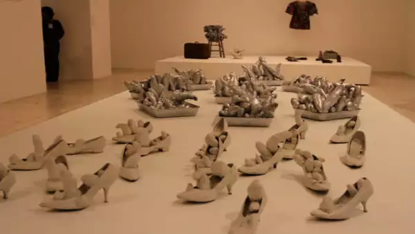 La exposición que se encuentra en su última semana en México comprende las obras creadas por la artista entre 1949 y 2013, que van desde la pintura hasta el performance y el estudio de calle.