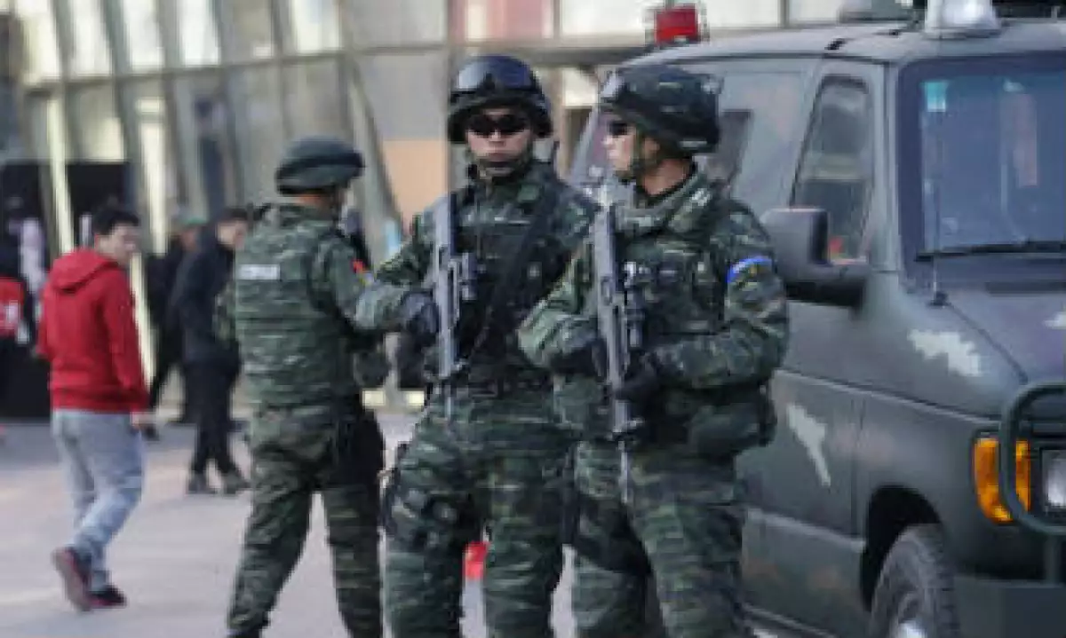La policía de Beijing reforzó su presencia en centros comerciales grandes y medianos, aunque la medida no está vinculada a las advertencias. (Foto: Reuters)