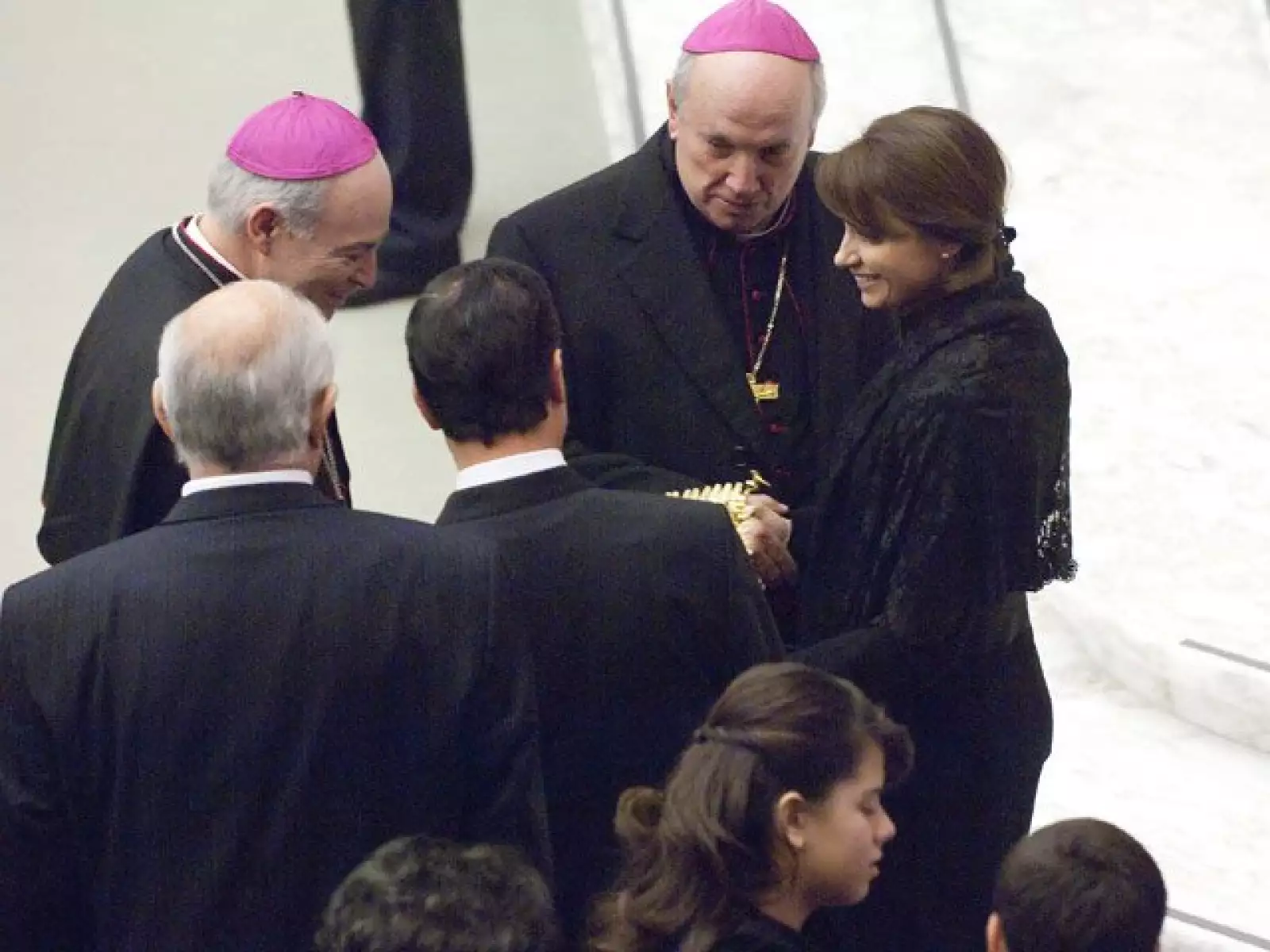 La pareja se mostró muy contenta al momento de saludar a los arzobispos.