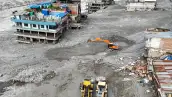 Excavadoras retiran lodo tras las inundaciones en Nepal