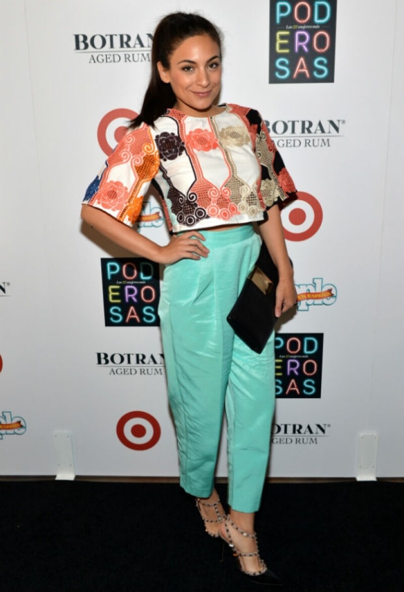 Ana Brenda Contreras engalanó la black carpet con un outfit muy colorido.