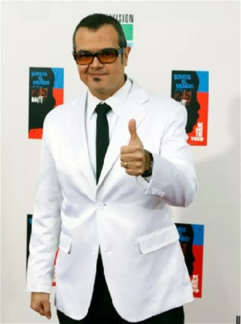 Emilio y Gloria Estefan, así como numerosas celebridades más se reunieron para grabar la versión en español, a fin de recaudar dinero para las víctimas del terremoto en Haití.