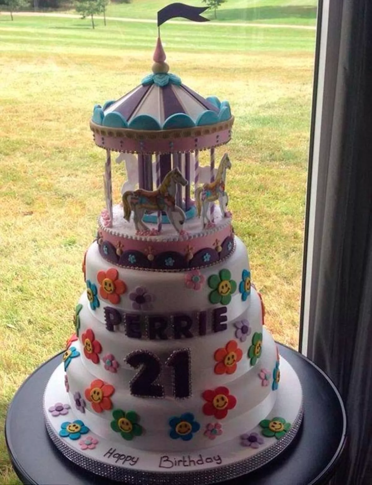 El pastel fue de carrusel, alusivo a una feria, como el resto del festejo.