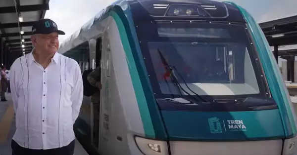 AMLO-pasajero-tren-maya.jpeg