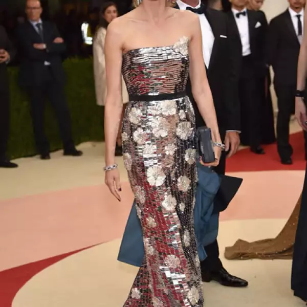 Naomi Watts en Burberry.
