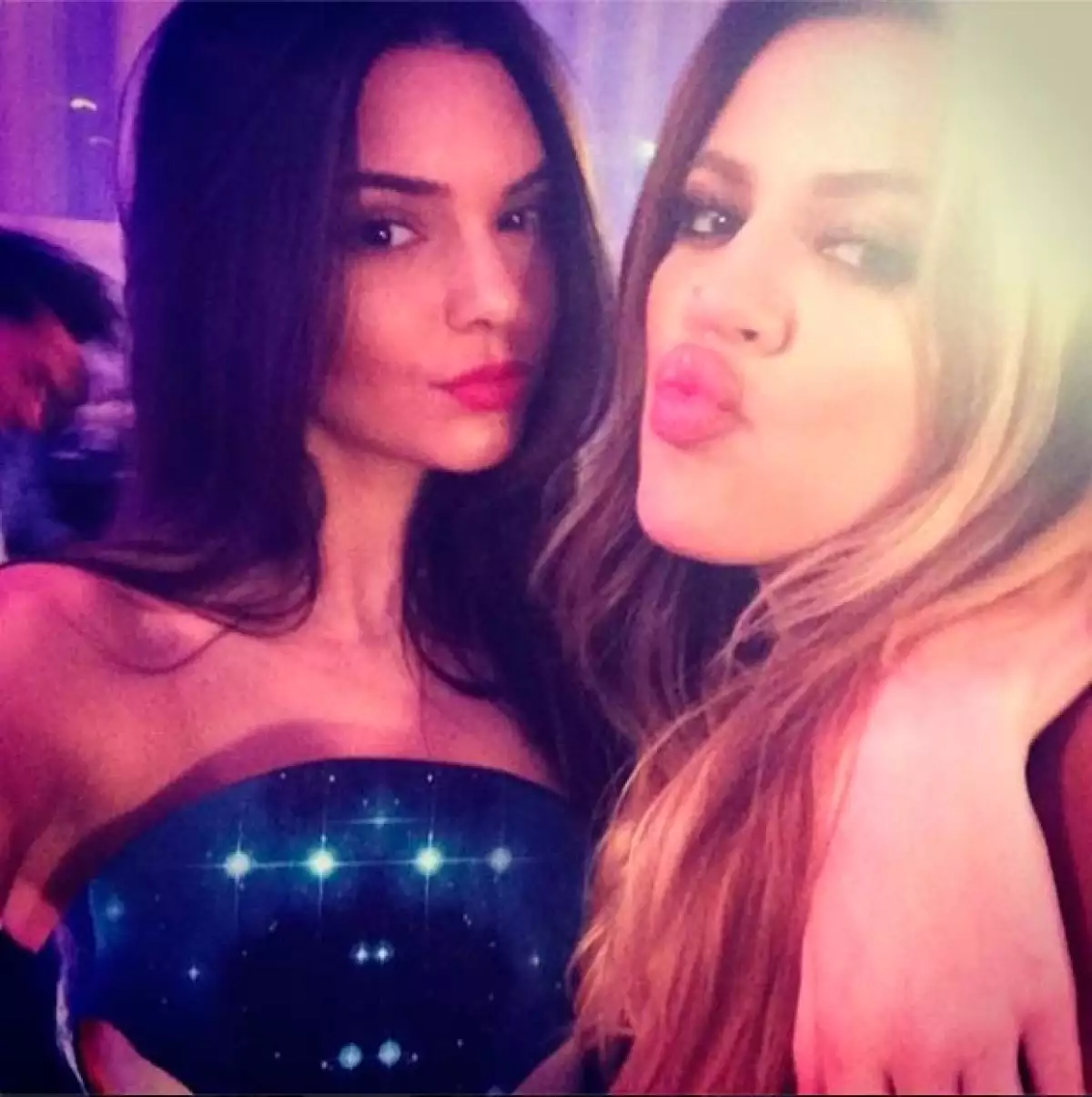 Khloe y Kendall celebrando juntas.