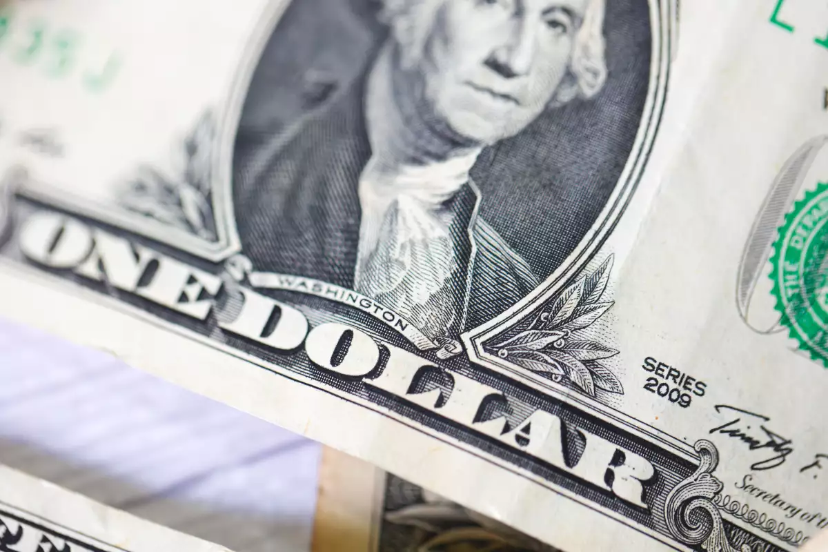 Peso pierde terreno previo a dato de inflación en EU
