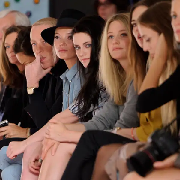 Kristen Stewart y Kate Moss fueron vistas en la presentación de la firma Mulberry.