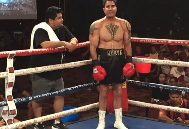 El empresario, político y boxeador regresó al ring, luego de una larga ausencia. Se dijo que se había implantado pectorales, cierto o no es un personaje que ha cambiado a través de los años.
