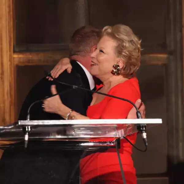 Bette Middler felicitando a Michael Kors.