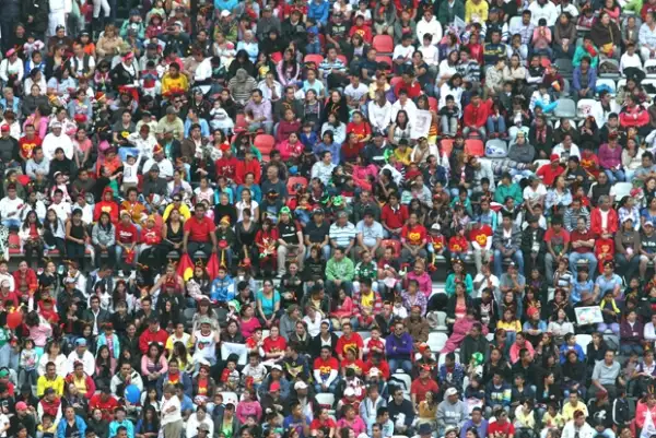 Así lucía la tribuna del estadio, pese a que muchas personas se fueron antes por la tardanza con la que inició la misa.