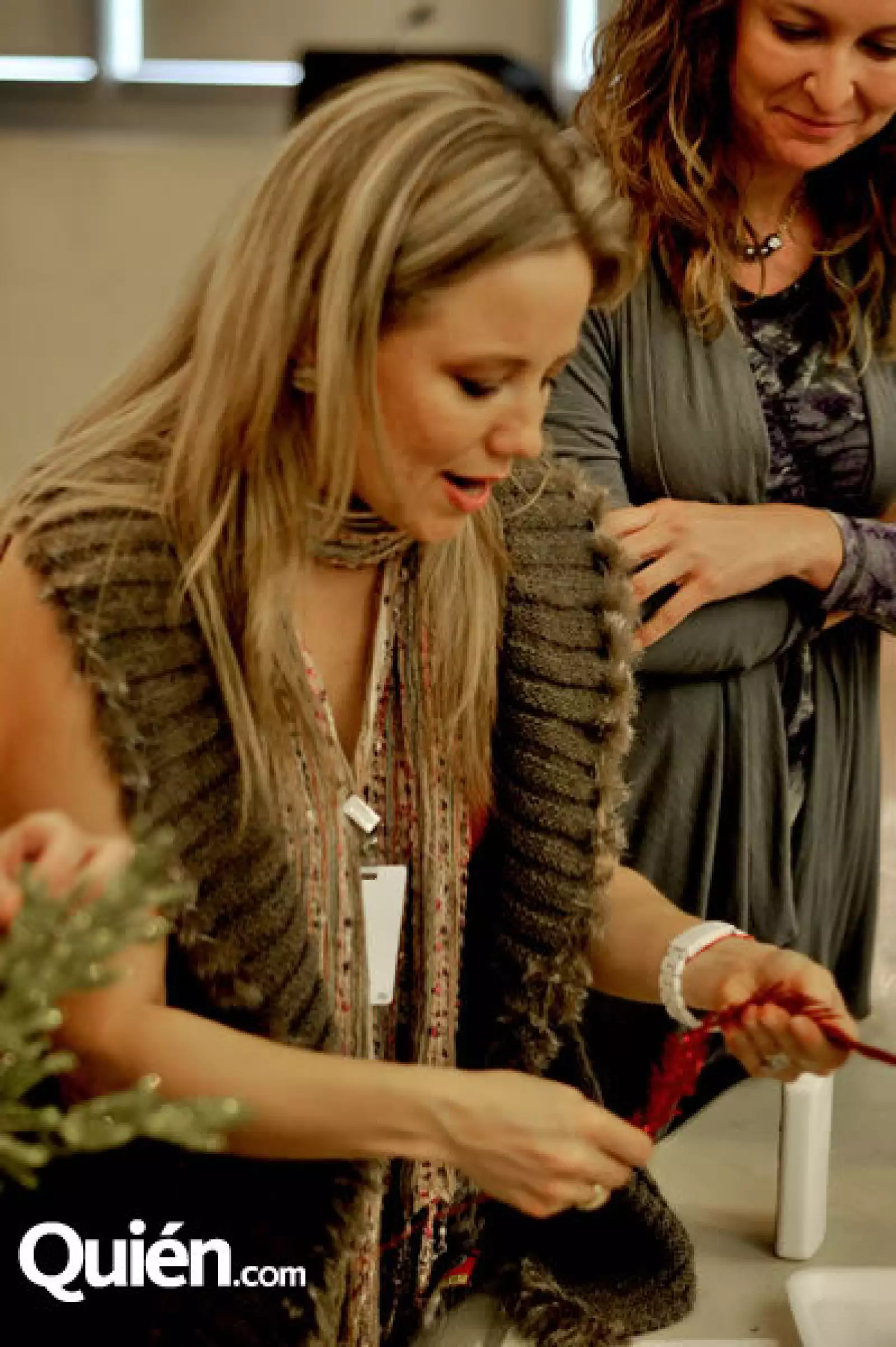 Esthela Villarreal da plática de decoración navideña