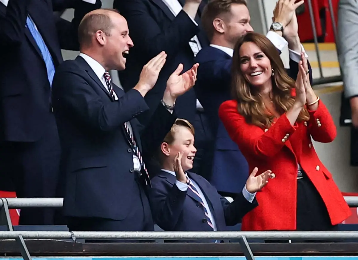 El príncipe George acompañó a sus padres, William y Kate, por primera vez a un encuentro de futbol. 