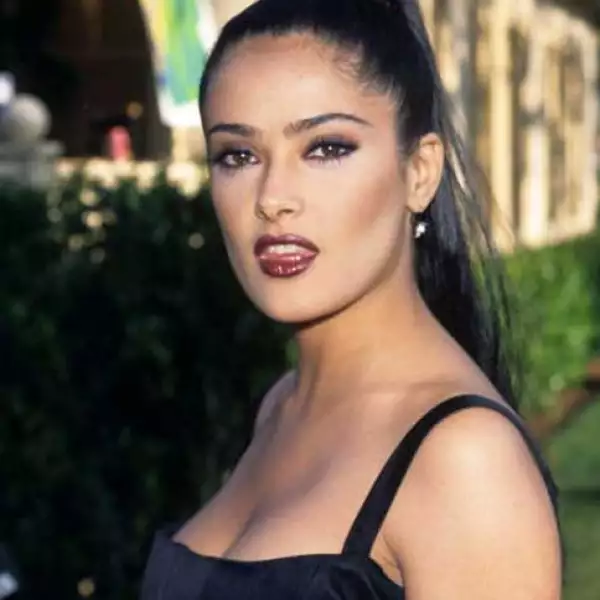 No tienen nada de malo en recoger el pelo, siempre y cuando no lo estires demasiado como para deformar la forma de tus ojos.