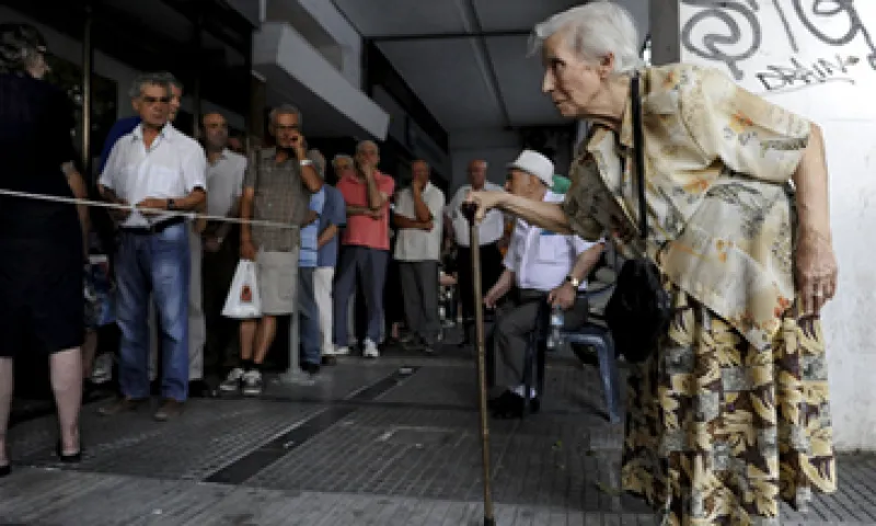 Una pensionada llega a una sucursal del banco nacional para recibir parte de su pensión. (Foto: Reuters )