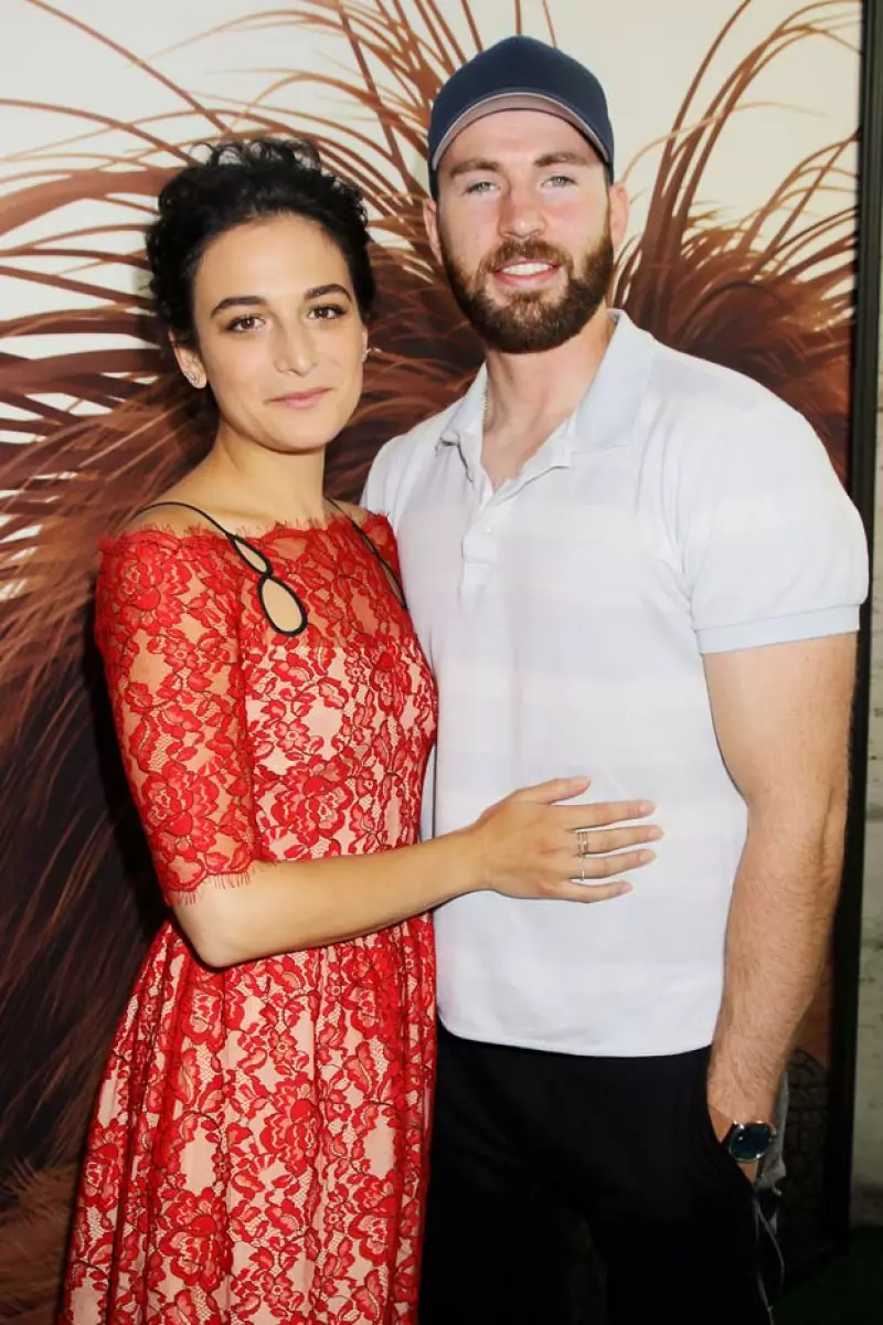 Los rumores de un romance entre el actor y Jenny Slate habían comenzado desde hace unos meses, y es ahora que decidieron confirmarlo al asistir juntos a un evento.