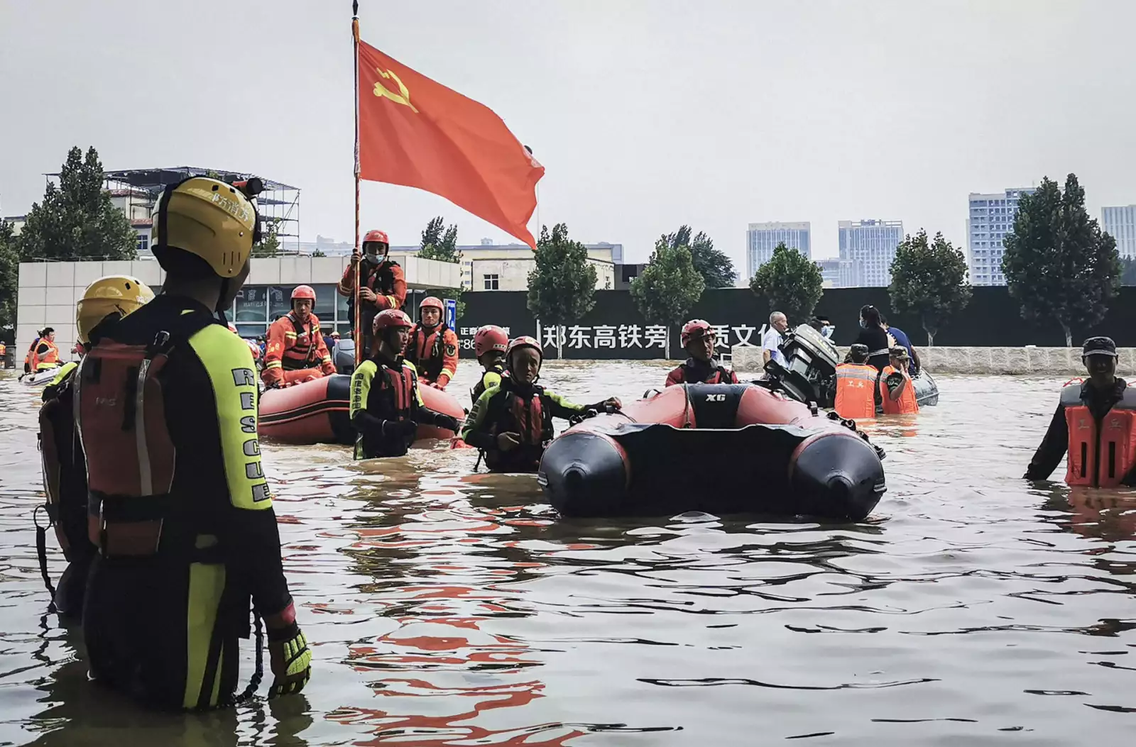 La ciudad de Zhengzhou empezaba a evaluar este jueves los daños provocados por las peores inundaciones que se recuerdan y que dejaron al menos 33 muertos en esta urbe del centro de China.