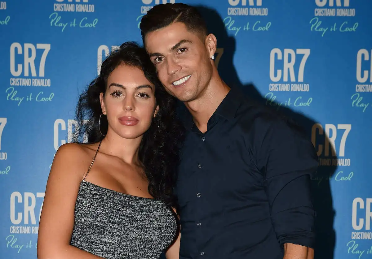 Cristiano Ronaldo y Georgina Rodriguez anunciaron la muerte de su bebé. (Georgina Rodriguez y el futbolista Cristiano Ronaldo posan para una foto). 