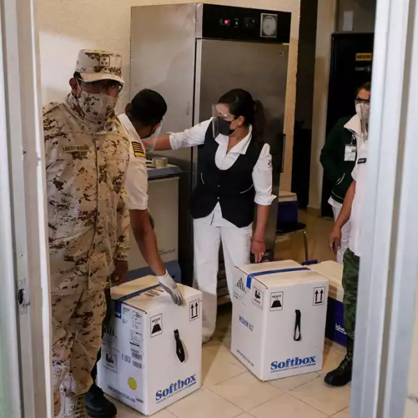 Arribo del primer lote de vacunas contra Covid-19 al 69 Batallón de Infantería en Saltillo, Coahuila.