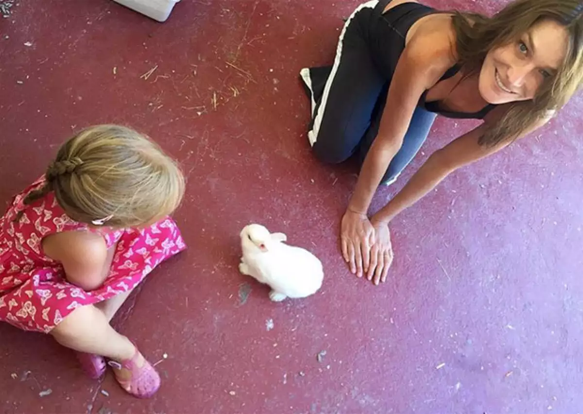 La cantante Carla Bruni revela que su pequeña parece haber heredado de ella su pasión por la moda, negándose a quitarse su glamuroso disfraz de princesa hasta para dormir.