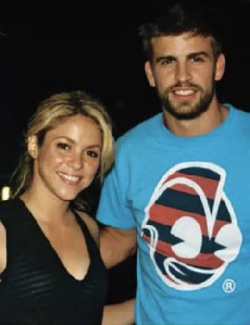 Según el periodista español Javier Sardá, la colombiana y el futbolista se dieron tremendo ósculo que estaba un tanto fuera de lugar.