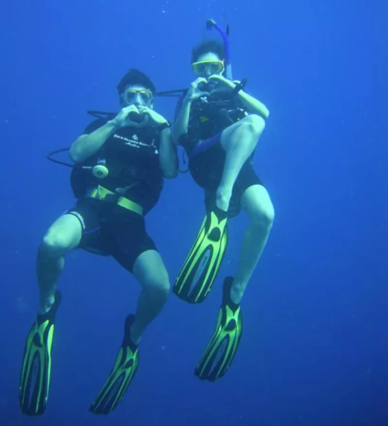 La actriz compartió una foto de su viaje de casada y expresó a través de Twitter lo enamorada que está de su esposo, Martín Fuentes.