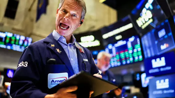 Wall Street cierra con fuerte baja, inversores se alejan por los riesgos de los aranceles