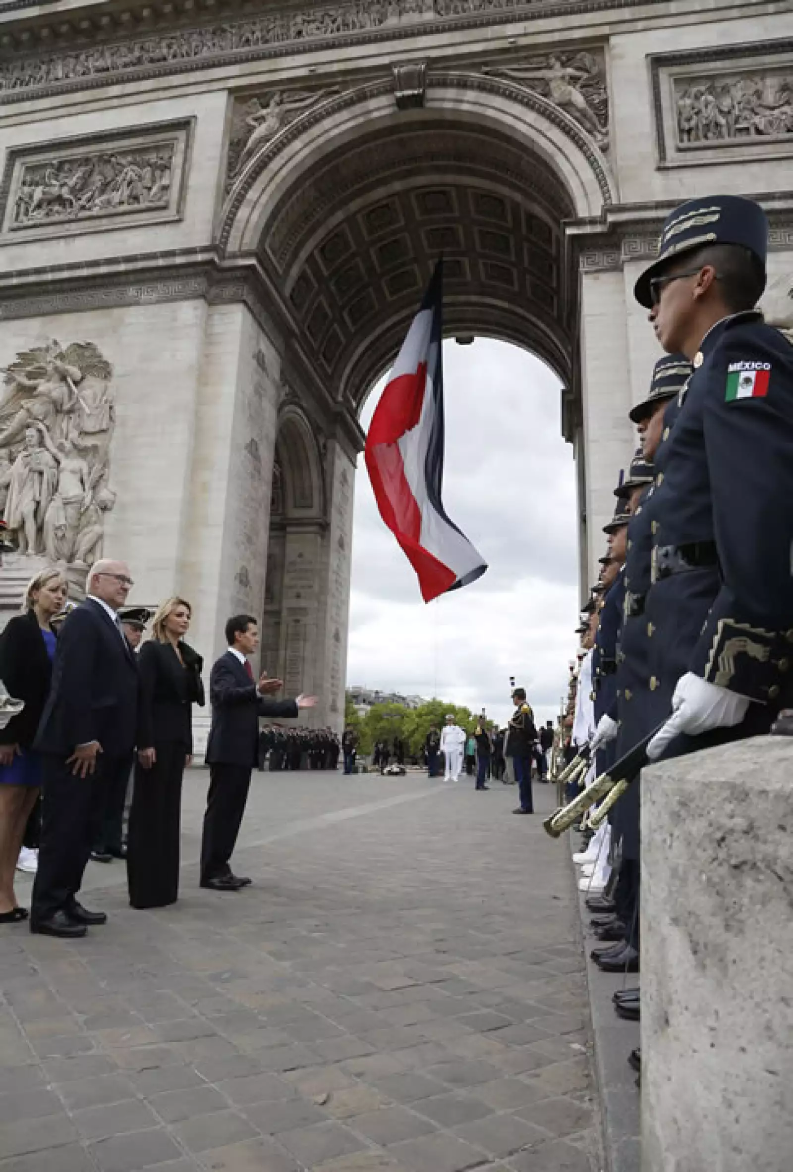 En la ceremonia por los soldados desconocidos en el Arco del Triunfo en el Día de la Bastilla.