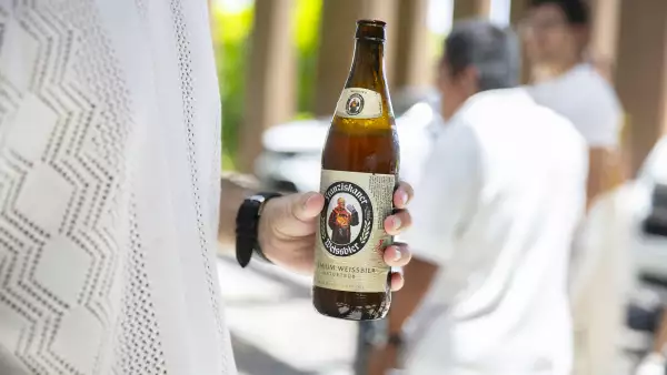 MexBest 2024 persona con cerveza en la mano