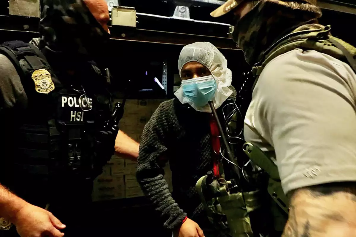 Un hombre está detenido durante una redada por el Servicio de Inmigración y Aduanas de los Estados Unidos (ICE) en una planta de producción de carne de Glenn Valley Foods en Omaha, Nebraska, EE. UU. 10 de junio de 2025 en una imagen fija de vídeo.