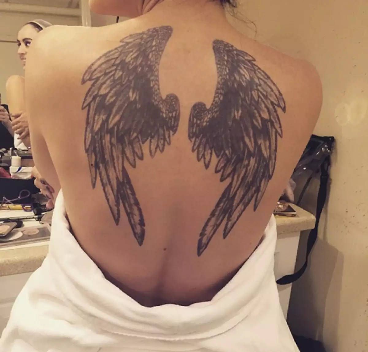 La actriz compartió en su cuenta de Instagram el impresionante tatuaje que lucirá en la serie.