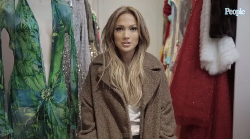 La artista abre las puertas de su residencia en Los Àngeles para People, donde sus hijos Emme y Max aparecen junto a ella después de que lo hicieran para la publicación cuando eran recién nacidos.