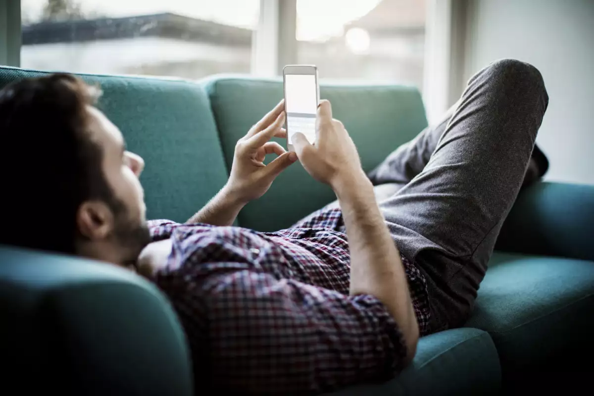 Los hombres, más propensos a revisar el teléfono