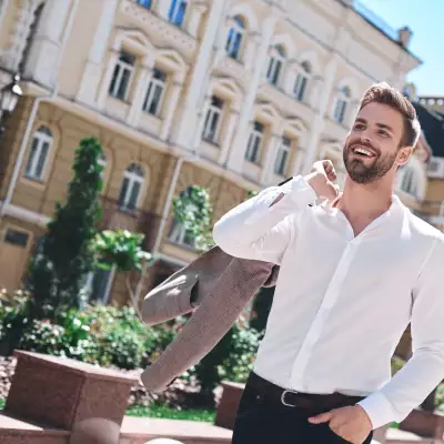 Cómo mantener una camisa blanca y reluciente: una guía básica