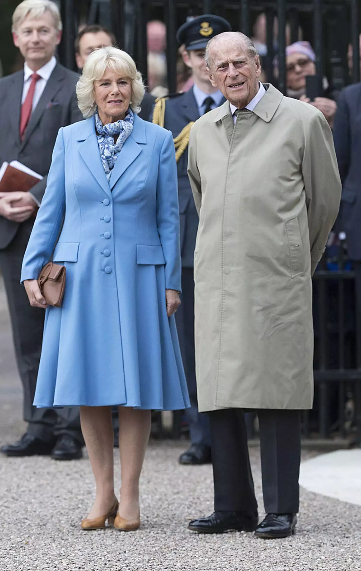 Foto: Shutterstock; Camila de Cornualles y el príncipe Felipe usando un trench coat Burberry (2016)