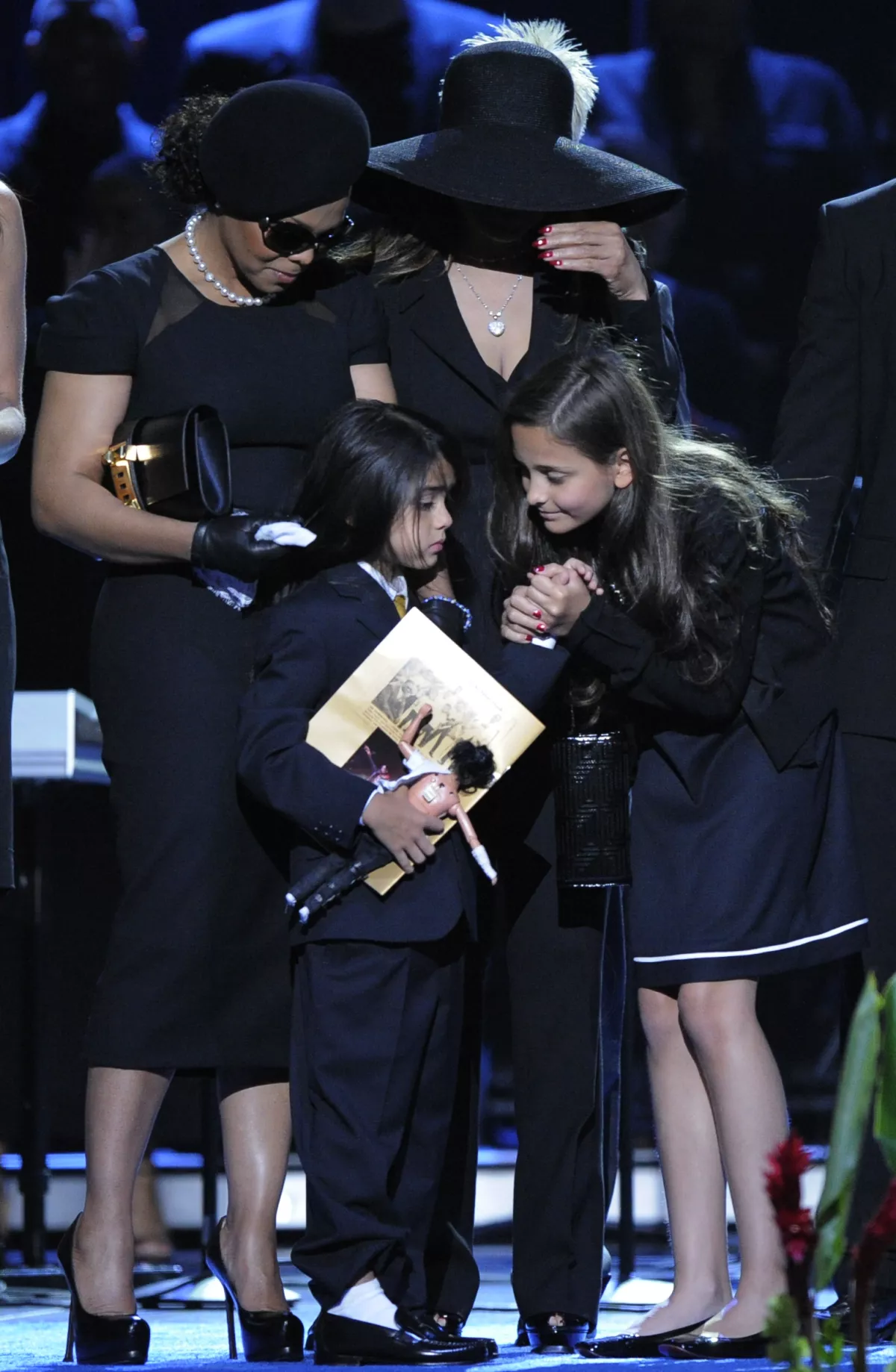 Memorial Service For Michael Jackson Draws Thousands Of Fans And Mourners